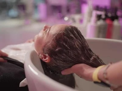 Platzsparend und modern: Friseur Waschbecken Wandmontage