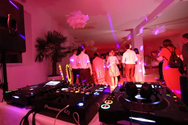 Die richtige Stimmung schaffen: Ihr ultimativer Leitfaden für den perfekten Hochzeits-DJ