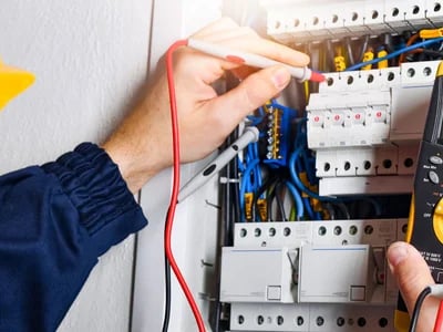 Sicherheit am Arbeitsplatz durch regelmäßige Prüfung ortsveränderlicher elektrischer Betriebsmittel
