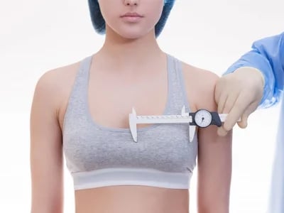 Brustvergrößerung mit Eigenfett oder Implantate: Ein Vergleich
