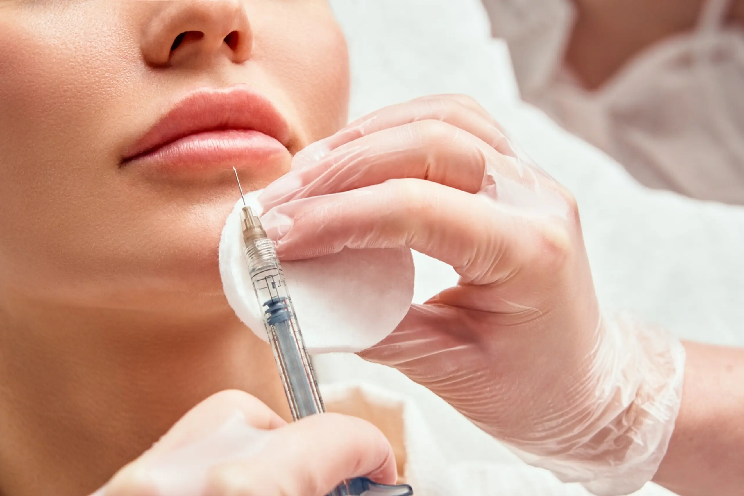 Mit Botox Nürnberg zur jugendlichen Haut: Falten und Linien verschwinden
