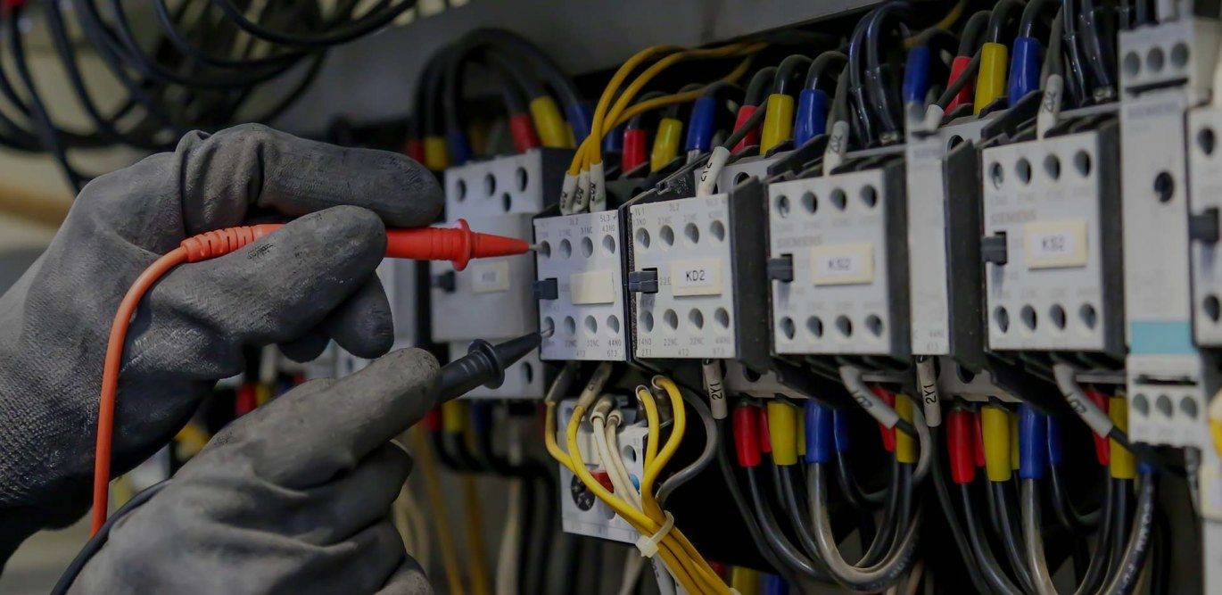 Prüfung ortsfester elektrischer Anlagen: Die Rolle von Thermografie und Messgeräten