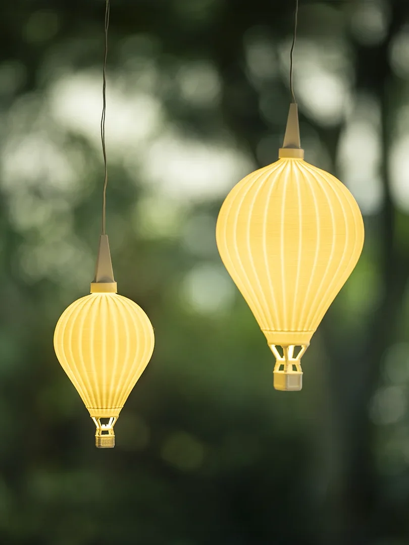 Verleihen Sie Ihrem Raum Charme mit der Konic Designer-Deckenlampe