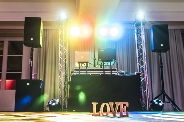 Im Einklang mit der Romantik: Der Leitfaden für Hochzeits-DJs