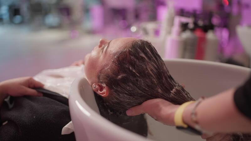 Platzsparend und modern: Friseur Waschbecken Wandmontage