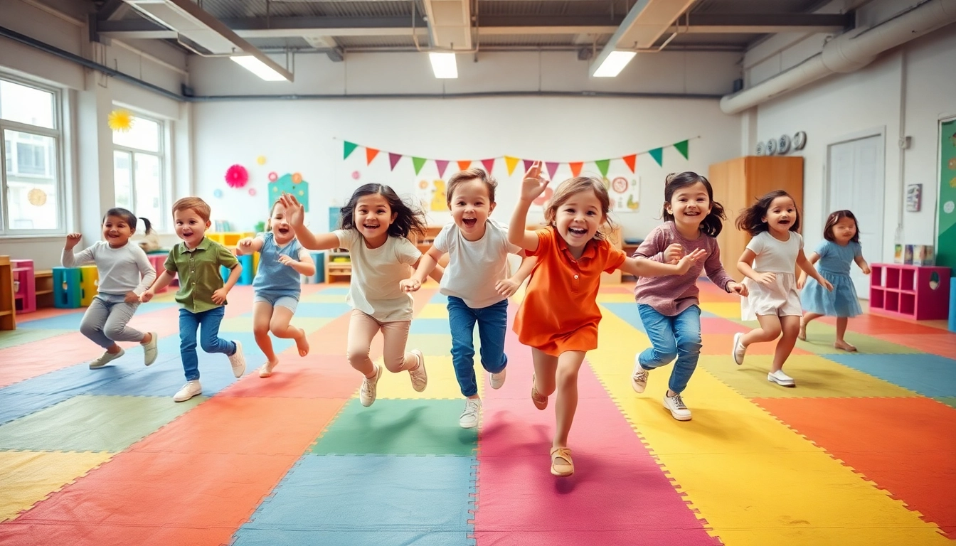 Hier klicken und informieren ueber froehliche Kinder, die Bewegungsspiele drinnen spielen.