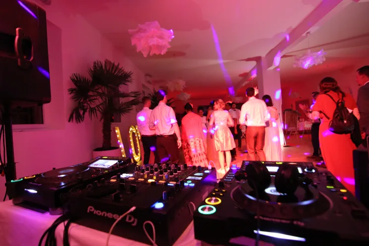 Die richtige Stimmung schaffen: Ihr ultimativer Leitfaden für den perfekten Hochzeits-DJ