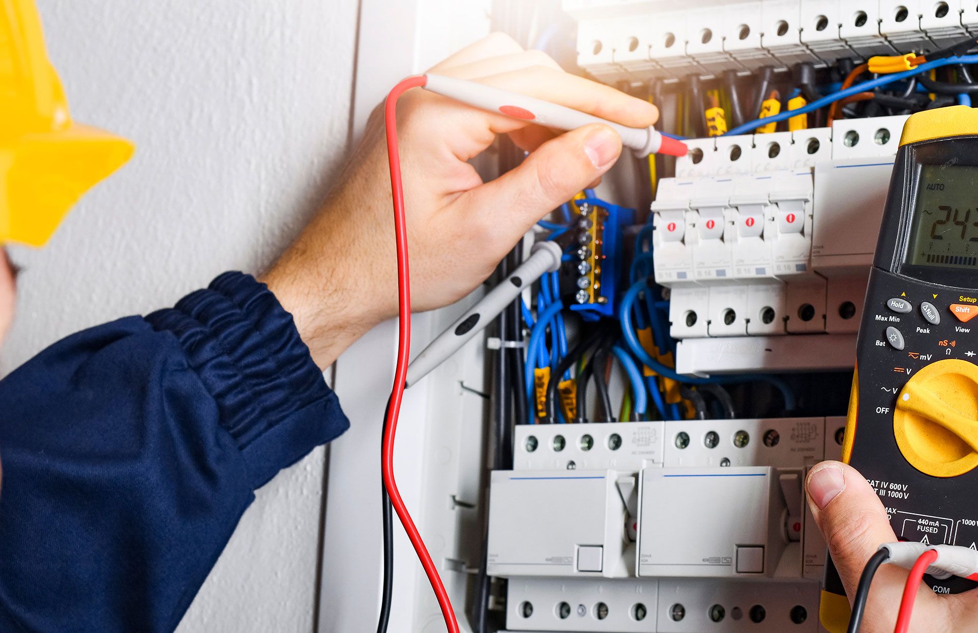 Sicherheit am Arbeitsplatz durch regelmäßige Prüfung ortsveränderlicher elektrischer Betriebsmittel
