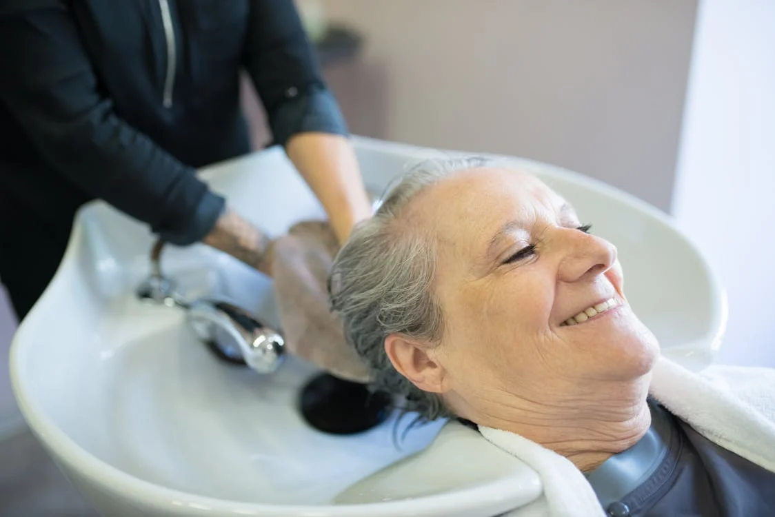 Platzsparend und modern: Friseur Waschbecken Wandmontage