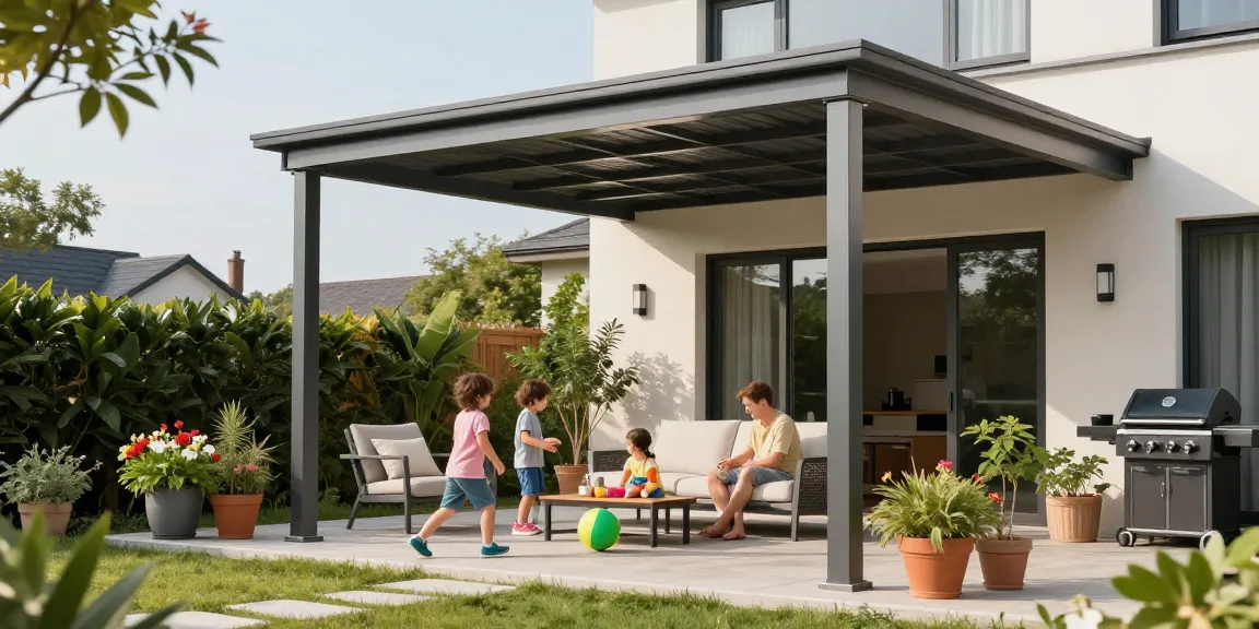 Schöne Terrassenüberdachung mit Familie bei Sonnenlicht, Kinder spielen, moderne Gartenmöbel.